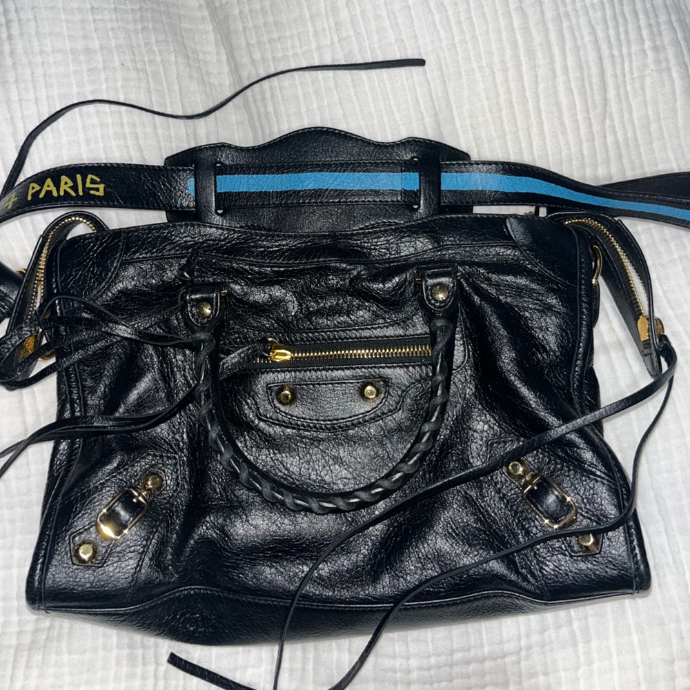 Balenciaga- Agneau Classic Gold Hardware S
City Graffiti Logo Strap Black